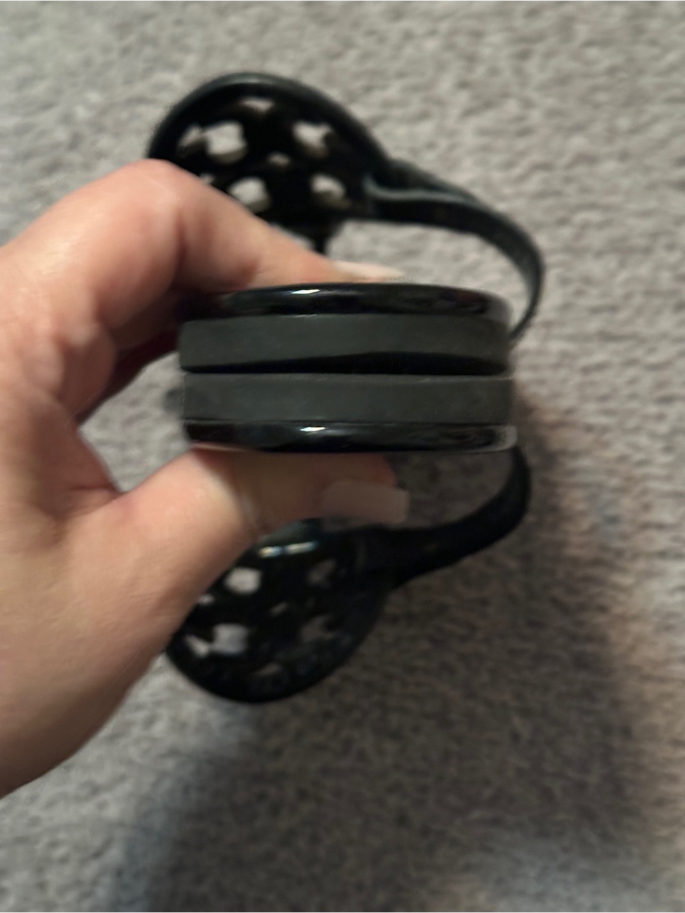 AUTHENTIC Tory Burch Black Patent Logo Thong Sandals - Picture 2 of 4